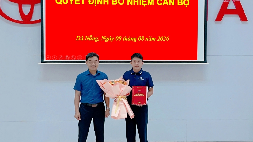 Giám đốc Công ty TNHH MTV Toyota Đà Nẵng – Ông Nguyễn Minh Hòa trao Quyết định và tặng hoa chúc mừng cho Ông Trần Oai Niệm