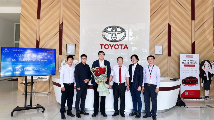ÔNG INDRA DHARMAWAN – GIÁM ĐỐC KHỐI BÁN HÀNG & DỊCH VỤ TOYOTA VIỆT NAM THĂM TOYOTA ĐÀ NẴNG VÀ TRAO GIẢI VINH DANH TƯ VẤN BÁN HÀNG XUẤT SẮC TOÀN QUỐC NĂM 2024