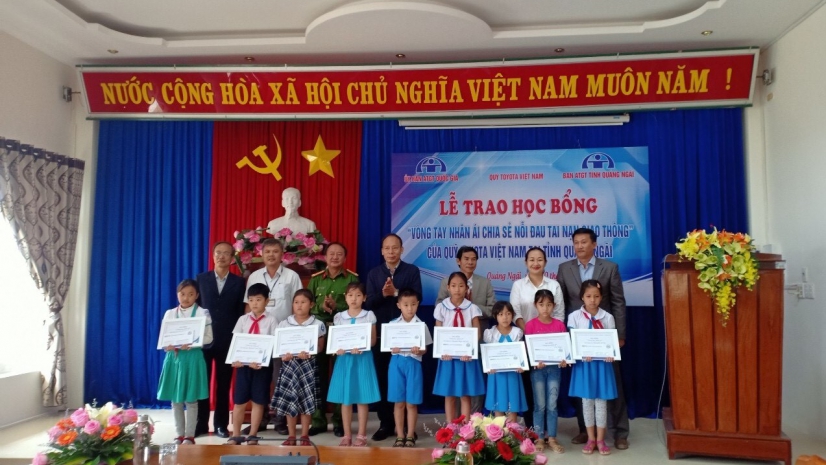 QUỸ TOYOTA VIỆT NAM TRAO TẶNG HỌC BỔNG “VÒNG TAY NHÂN ÁI” TẠI TỈNH QUẢNG NGÃI
