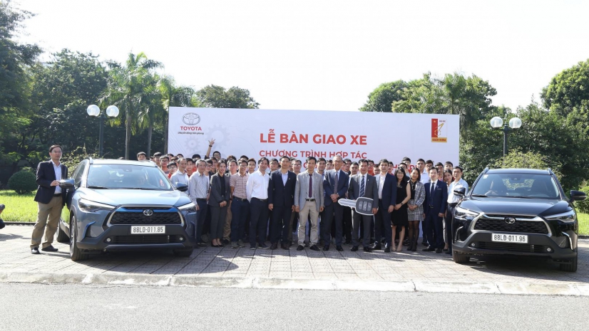 Toyota Việt Nam bàn giao xe Corolla Cross cho trường Đại học Bách Khoa Hà Nội trong chương trình hợp tác nghiên cứu hiệu quả của xe công nghệ Hybrid trong điều kiện sử dụng thực tế tại Việt Nam
