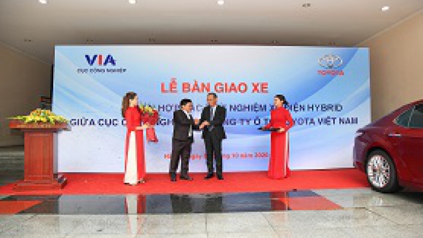 Toyota Việt Nam phối hợp cùng Bộ Công Thương tổ chức lễ bàn giao xe trong chương trình hợp tác theo dõi vận hành của xe công nghệ Hybrid
