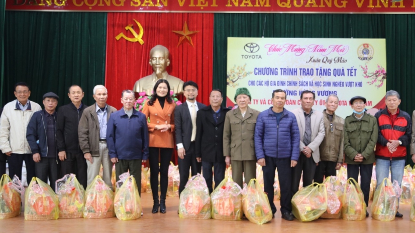 Toyota Việt Nam trao quà tết cho các hộ gia đình chính sách và trẻ em có hoàn cảnh khó khăn tại tỉnh Vĩnh Phúc