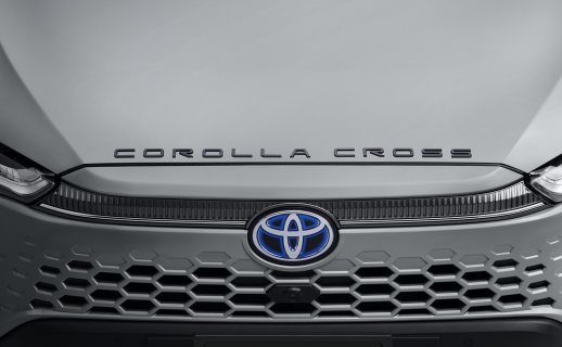 Biểu tượng chữ Corolla Cross phía trước (màu đen)