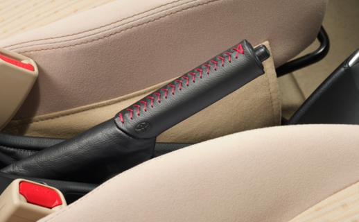 Bọc phanh tay bằng da viền chỉ đỏ